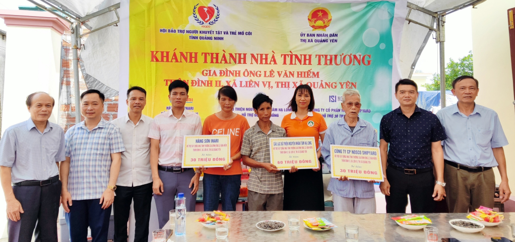 Hội Bảo trợ NKT-TMC tỉnh, các ngành chức năng TX Quảng Yên cùng các nhà hảo tâm đã trao hỗ trợ tại lễ khánh thành Nhà tình thương cho hộ gia đình ông Lê Văn Hiếm, thôn Đình II, xã Liên Vị (TX Quảng Yên). Ảnh: Dương Trường