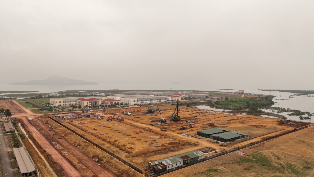 Triển khai thi công các dự án đầu tư thứ cấp tại KCN cảng biển Hải Hà. Ảnh: Minh Toàn