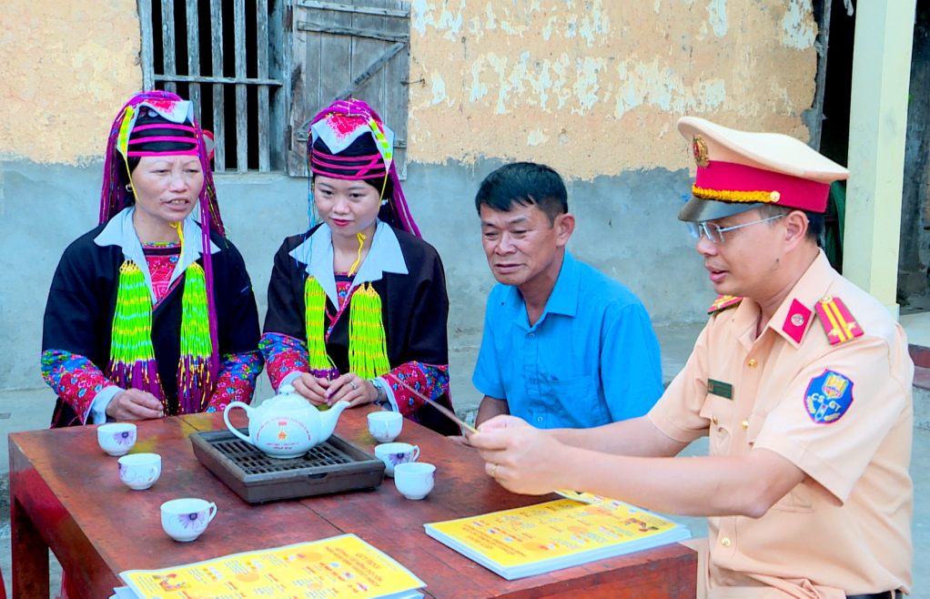 Cán bộ CSGT huyện Hải Hà tuyên truyền luật giao thông cho người dân xã Hải Sơn (huyện Hải Hà). Ảnh: Nguyễn Hoa