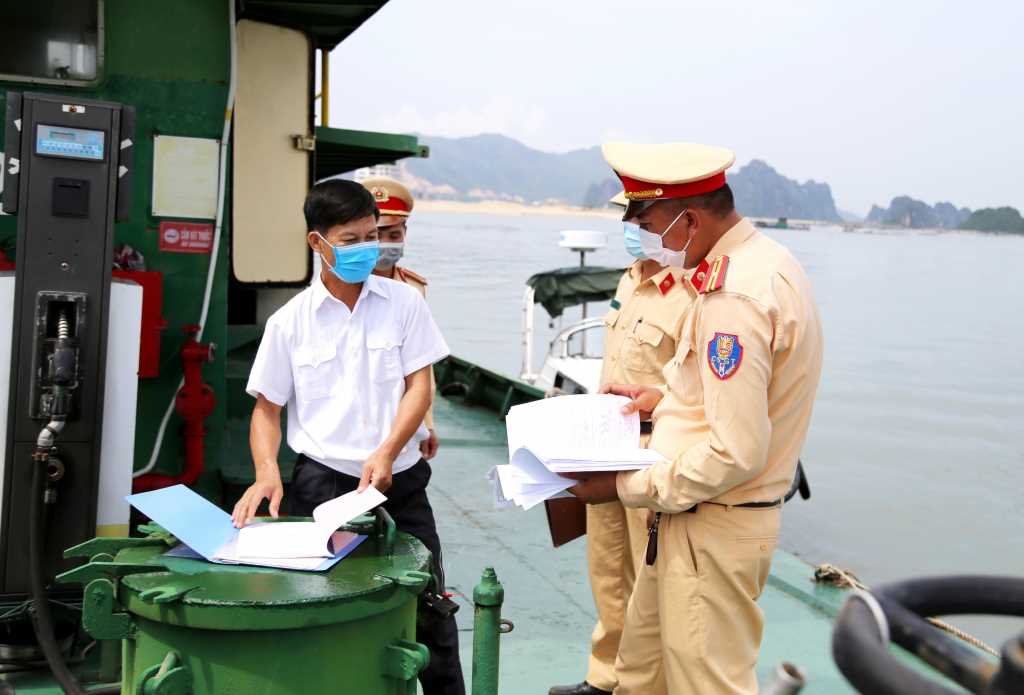 Công an huyện Vân Đồn kiểm tra phương tiện lưu thông trên tuyến đường thủy nội địa thuộc địa phận quản lý. Ảnh: Đỗ Hiền (Trung tâm TT-VH Vân Đồn)