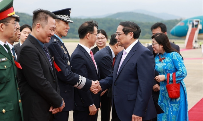 PM Chính arrives in RoK to start official visit
