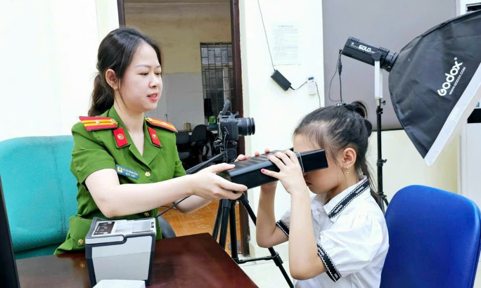 Quảng Ninh: Ngày đầu tiên triển khai cấp thẻ căn cước cho trẻ dưới 14 tuổi