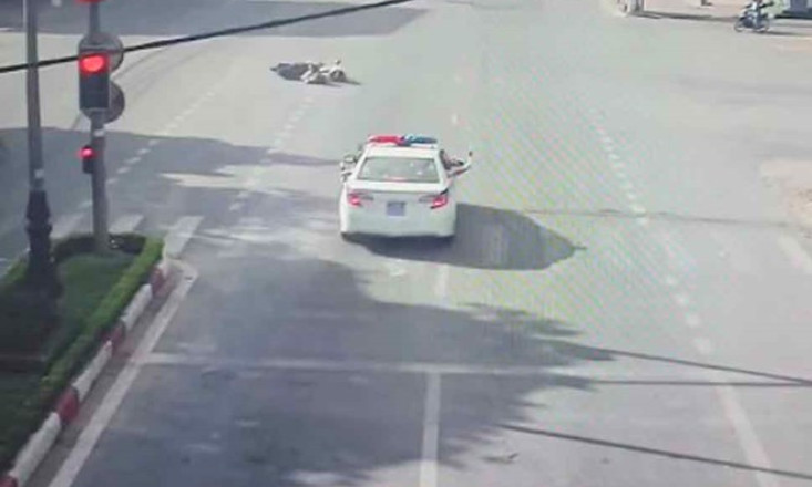 Chiến sĩ cảnh sát kịp thời ngăn vụ tai nạn giao thông giữa người đi đường với xe công vụ