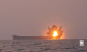 Vắng bóng tàu sân bay Mỹ trên Biển Đỏ, Houthi dồn dập tấn công bằng xuồng tự hành
