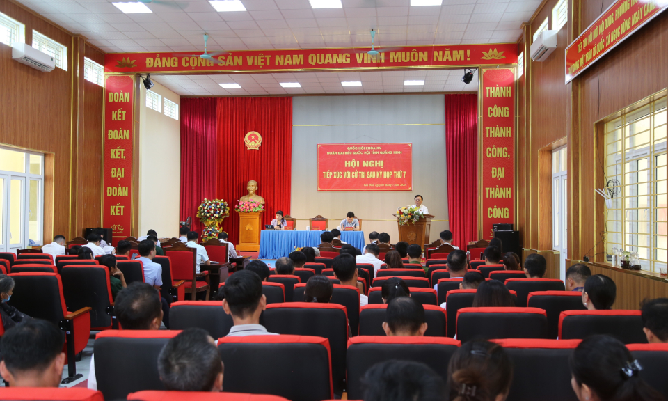 Chủ tịch Hội đồng lý luận Trung ương Nguyễn Xuân Thắng tiếp xúc cử tri huyện Vân Đồn