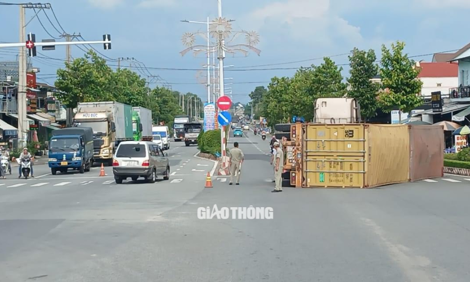 Bình Dương: Xe container lật nhào giữa đường tỉnh, người đi đường hú vía