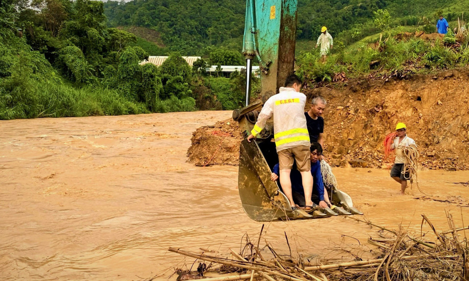 Quảng Nam: Cứu người đàn ông mắc kẹt giữa dòng nước chảy xiết