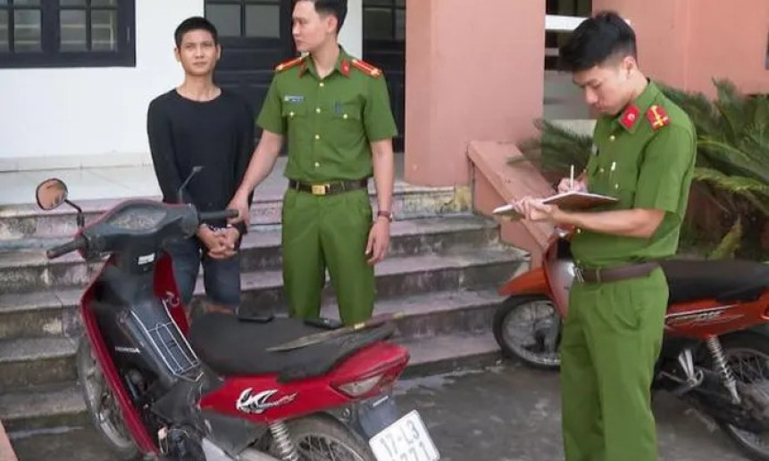 Người đàn ông ở Thái Bình bịt mặt, cầm dao ra đường cướp xe máy