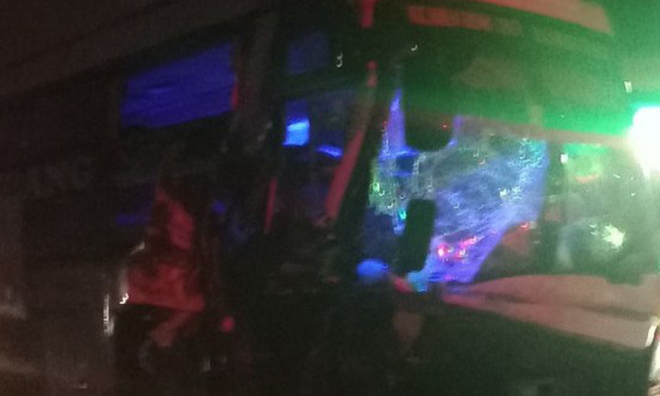 Xe khách giường nằm tông đuôi đầu kéo trên cao tốc Vĩnh Hảo - Phan Thiết, 1 người chết