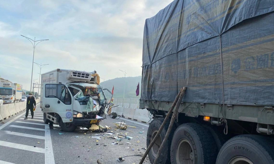Ô tô tông nhau trên cao tốc Diễn Châu - Bãi Vọt, một tài xế bị thương