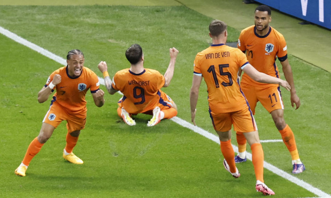 Hà Lan loại Thổ Nhĩ Kỳ nhờ hai bàn trong 6 phút