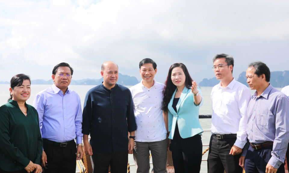 柬埔寨人民党、中央群众运动委员会代表团对越南广宁省环保经济发展模式进行访问考察