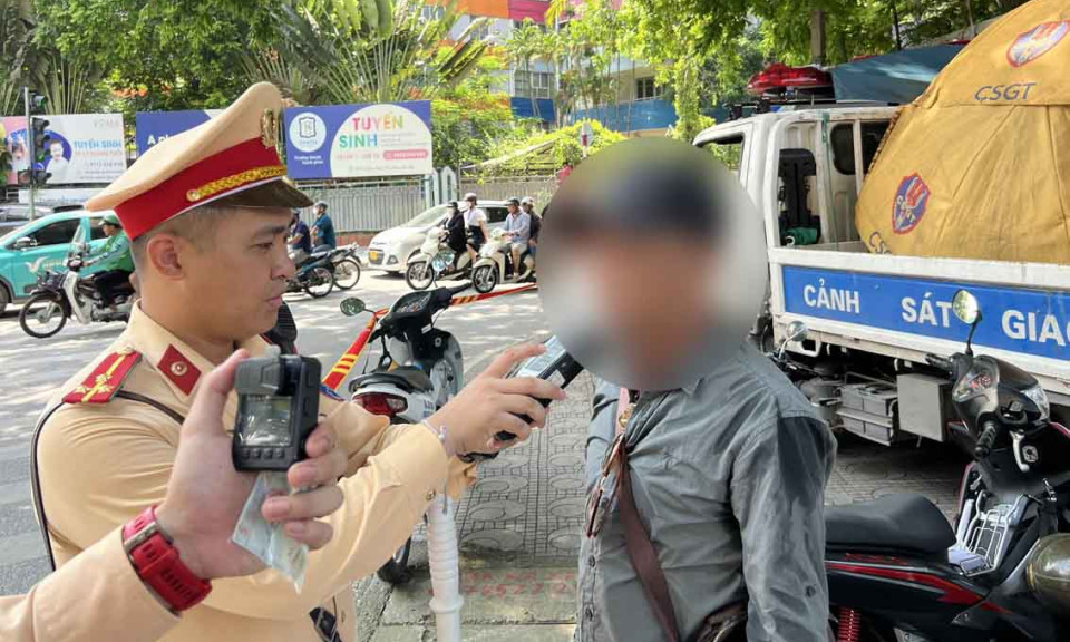 Vi phạm nồng độ cồn, shipper ở Hà Nội bị tạm giữ 2 xe máy trong 1 tuần