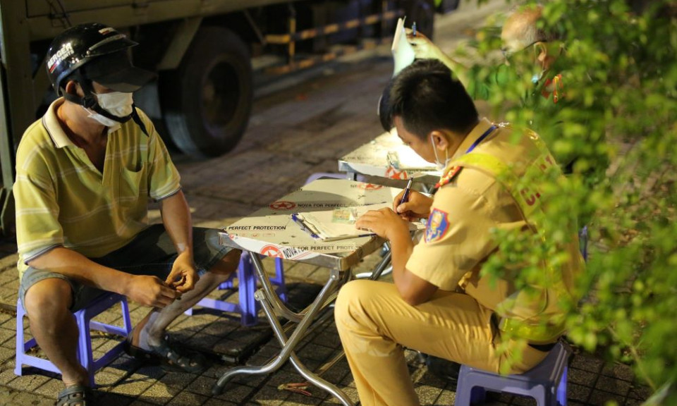 Người đi xe đạp bị CSGT TPHCM phạt nồng độ cồn kịch khung