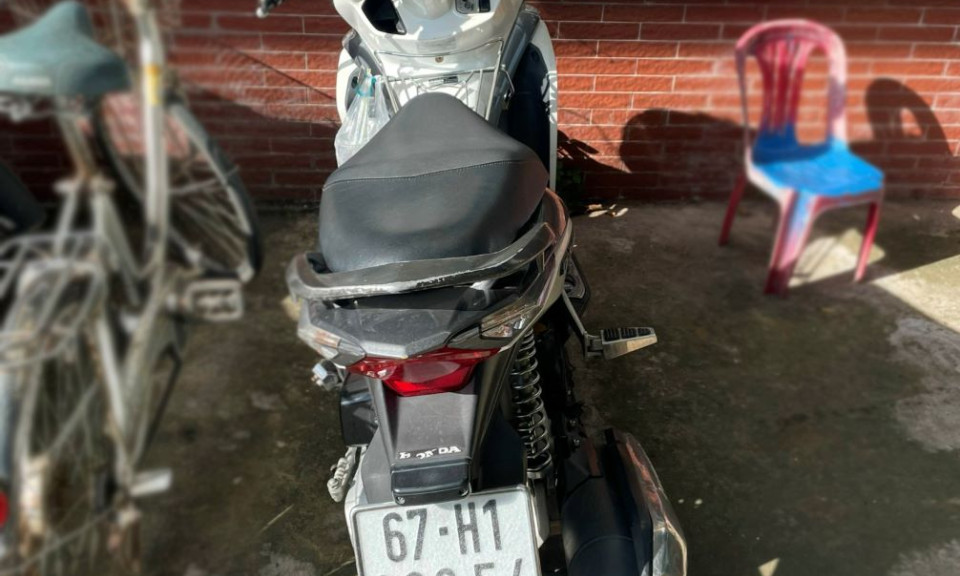 Hi hữu: Trộm nhầm xe hết xăng của người vợ lại xin tiền người chồng để đổ xăng