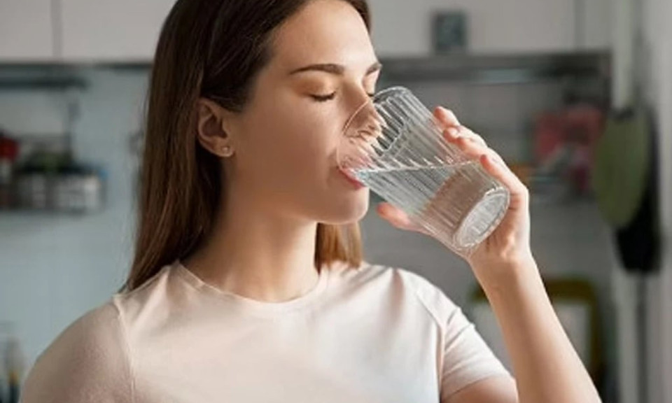 4 dấu hiệu bất thường khi uống nước cảnh báo thận suy yếu