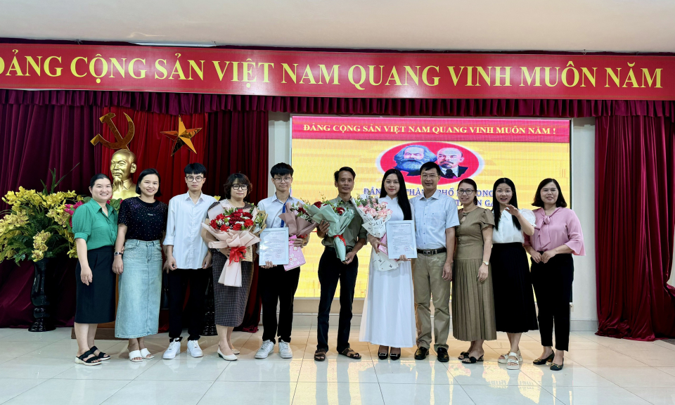 Hạ Long: 7 học sinh ưu tú được kết nạp Đảng