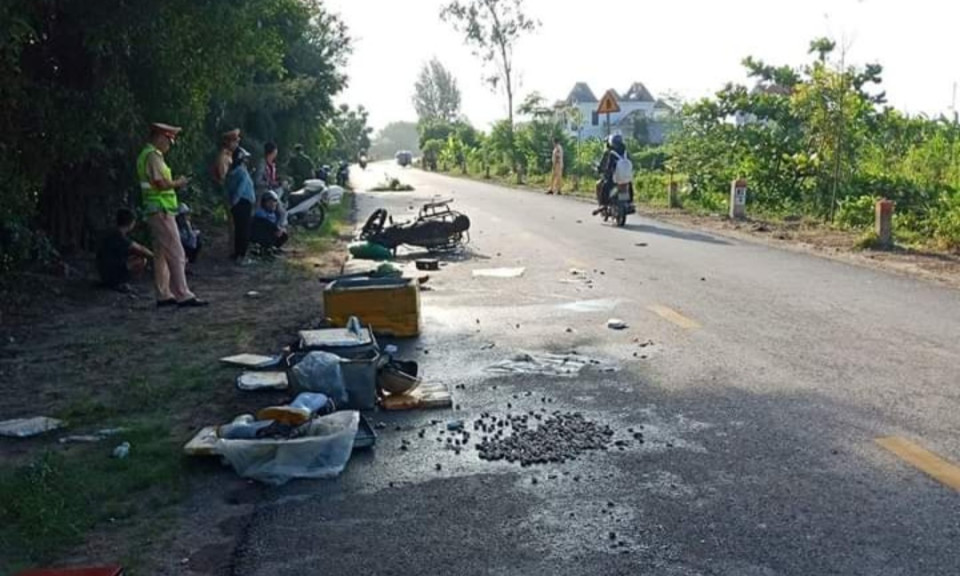Truy tìm tài xế lái xe bỏ trốn sau khi gây tai nạn với người phụ nữ bán hải sản