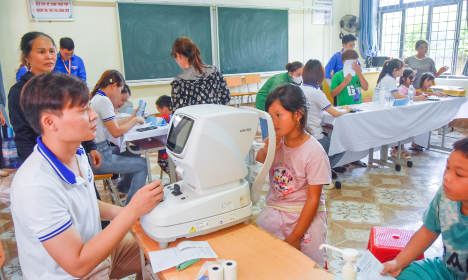 Free eye check-ups offered to children in Ha Long city’s mountainous areas