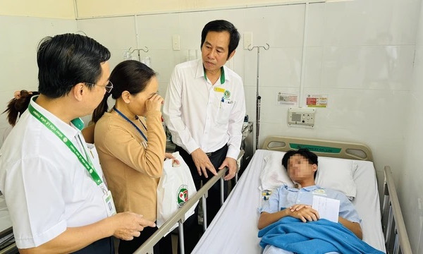 Nam sinh bị đầu độc bằng xyanua được đặc cách tốt nghiệp