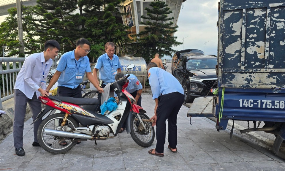 Hạ Long: Xử lý phương tiện của người dân vượt rào, tắm “chui” tại các bãi tắm tự phát