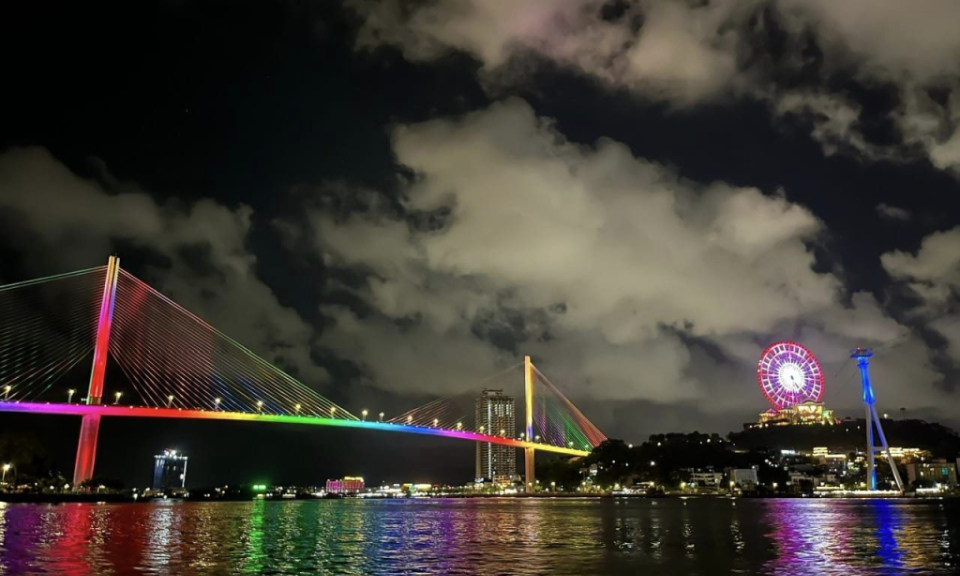 Bai Chay Bridge looks shimmering at night