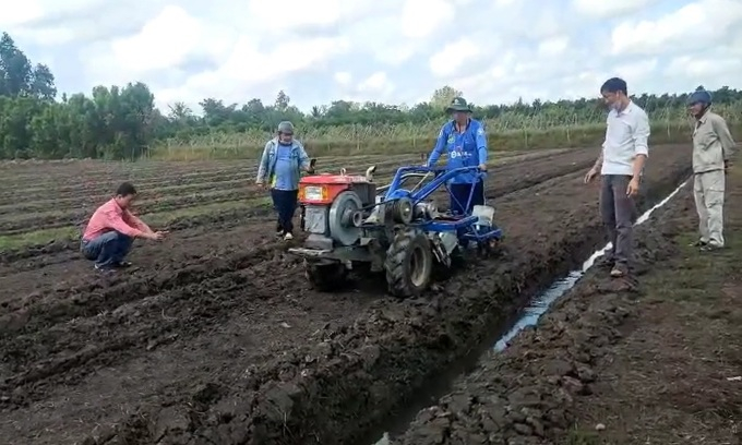 Kỹ sư cơ điện làm máy làm gieo hạt năng suất 0,2 ha mỗi giờ
