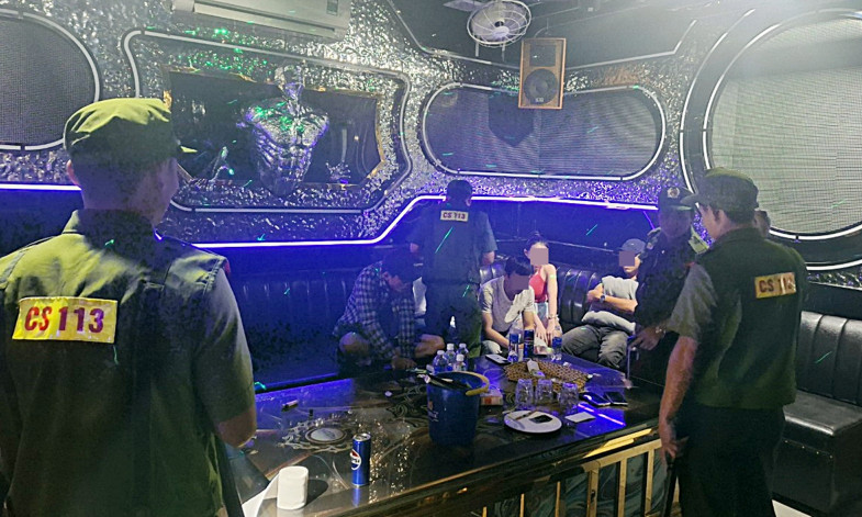 Phát hiện 8 nam, nữ phê ma túy tại quán karaoke Paris