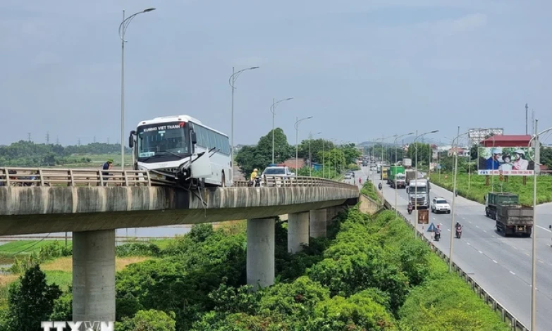 Bắc Ninh: Xe ôtô 45 chỗ mất lái lao lên lan can cầu Bình Than