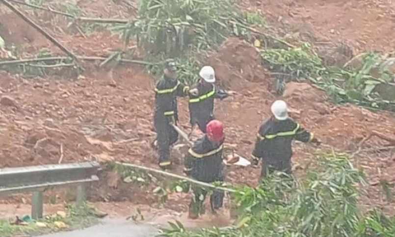 Sạt lở đất vùi lấp xe khách ở Hà Giang, 5 người thiệt mạng