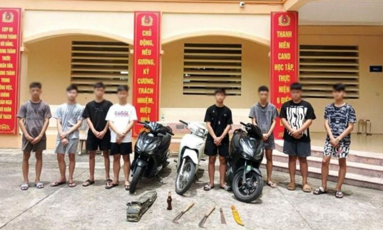Khởi tố nhóm thanh thiếu niên hung hãn tấn công người đi đường trong đêm