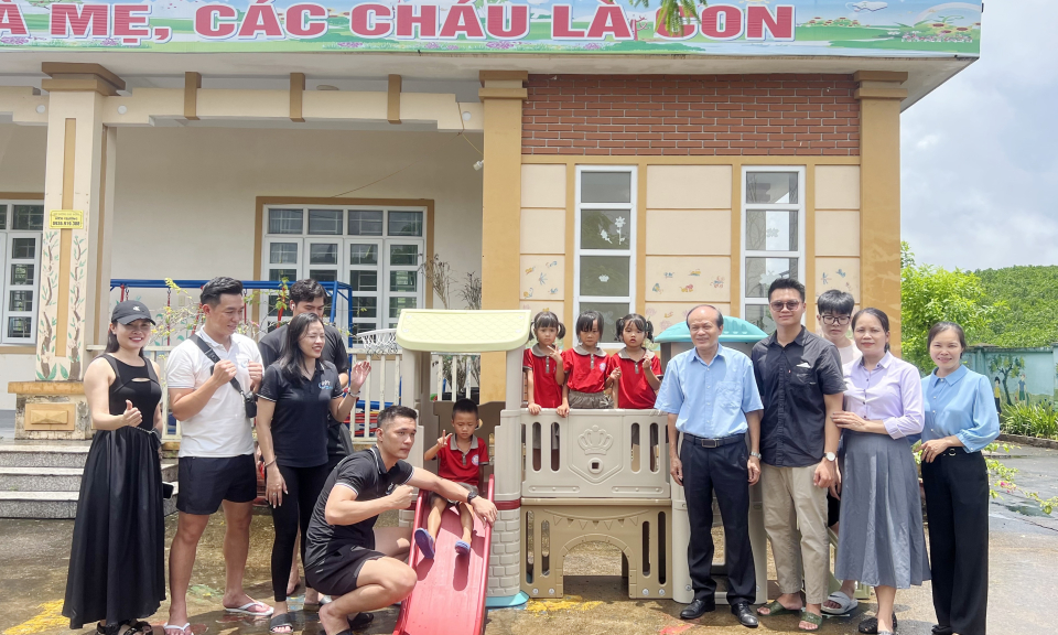 Trao tặng thiết bị giáo dục thể chất và quà cho học sinh vùng cao huyện Đầm Hà