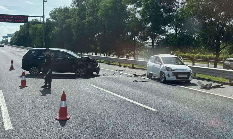 Xe con nổ lốp, đâm vào xe khác trên cao tốc Hà Nội - Hải Phòng