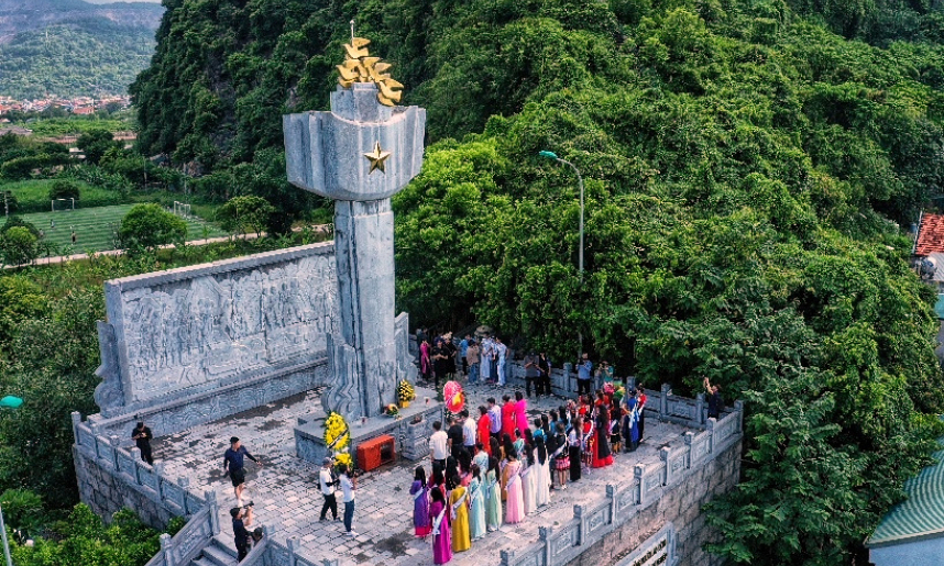 在2024年越南旅游小姐大赛框架内的系列活动在广宁省锦谱市举行