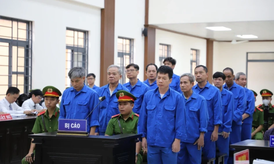 Xét xử các cựu quan chức huyện tham ô vì… nợ tiền tiếp khách