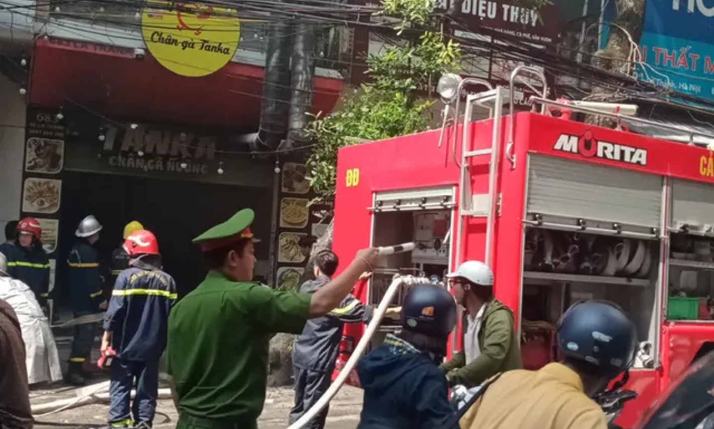 Cháy quán chân gà nướng trên phố Đê La Thành (Hà Nội)
