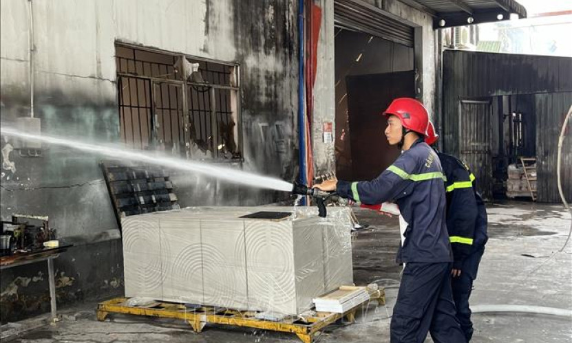Cháy lớn, khói bốc cao hàng trăm mét tại công ty gỗ ở Bình Dương 