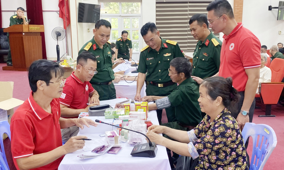 Khám bệnh, cấp thuốc miễn phí cho đối tượng chính sách TX Đông Triều