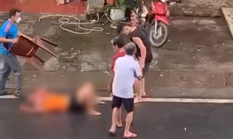 Chồng đuổi chém vợ trọng thương rồi cầm dao tự vẫn ở Lào Cai