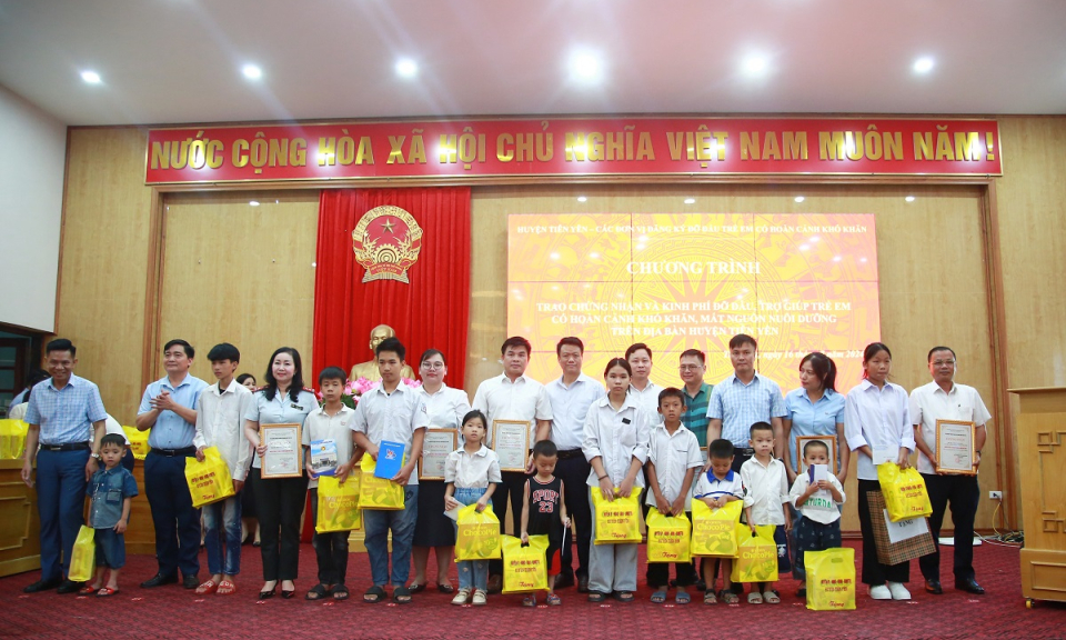 Trao chứng nhận và kinh phí đỡ đầu cho trẻ em có hoàn cảnh khó khăn, mất nguồn nuôi dưỡng trên địa bàn huyện Tiên Yên
