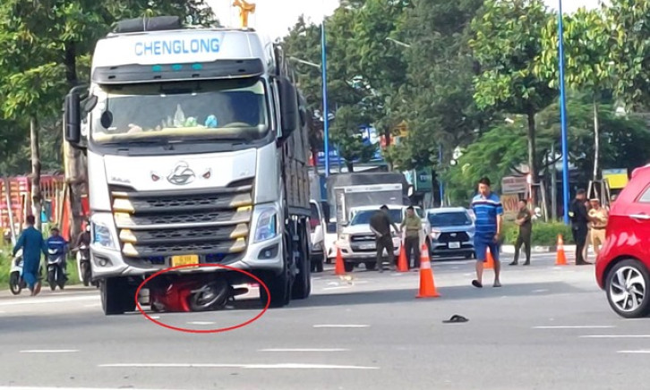 Cụ ông 82 tuổi và xe máy bị xe tải kéo lê giữa vòng xoay