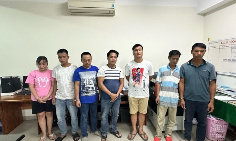 'Nữ quái' tổ chức cá độ bóng đá trong khách sạn
