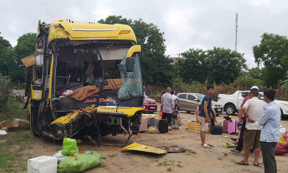 Tai nạn giữa xe khách với xe tải, một người bị thương