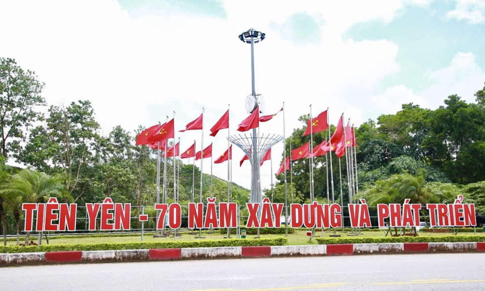 Tiên Yên: Cờ hoa rực rỡ chào mừng kỷ niệm 70 năm Ngày Giải phóng Tiên Yên