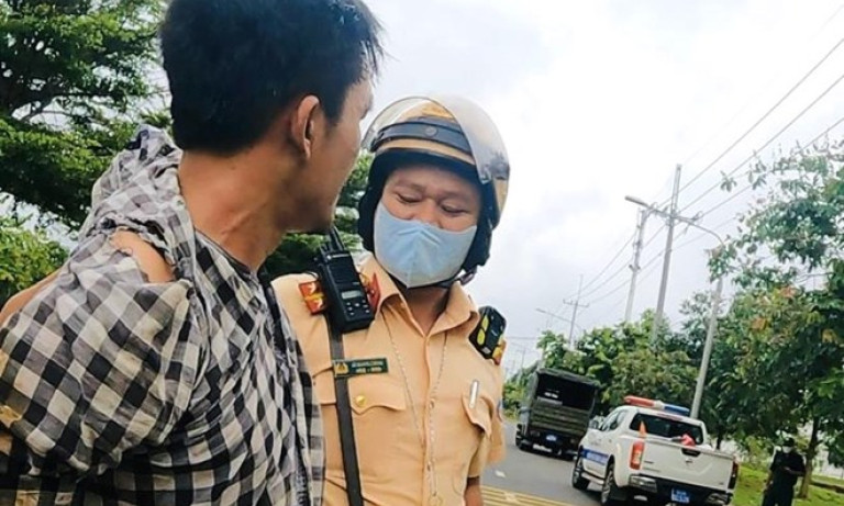 Tài xế dùng dao tấn công cảnh sát giao thông ở Đồng Nai