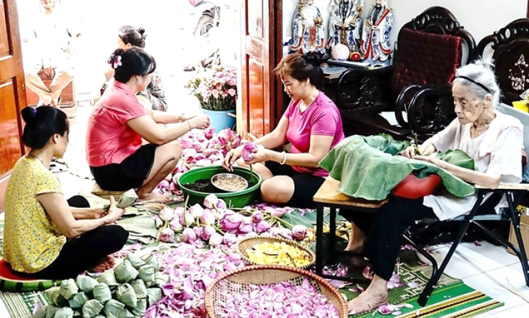 Hà Nội boosts development of lotus craft villages