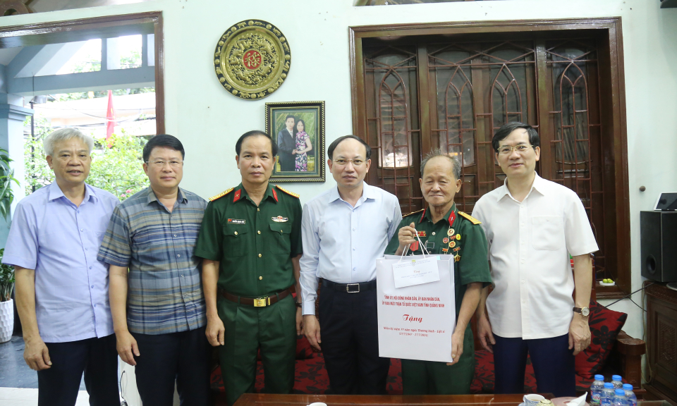 Đồng chí Bí thư Tỉnh ủy thăm, tặng quà Mẹ Việt Nam Anh hùng, thương binh và gia đình chính sách