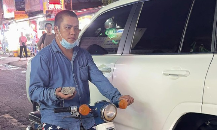 Bắt kẻ vô cớ dùng đá đập kính ô tô ở TPHCM