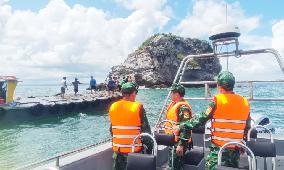 Đồn Biên phòng Thanh Lân tham gia cứu nạn thành công 7 ngư dân gặp nạn trên biển