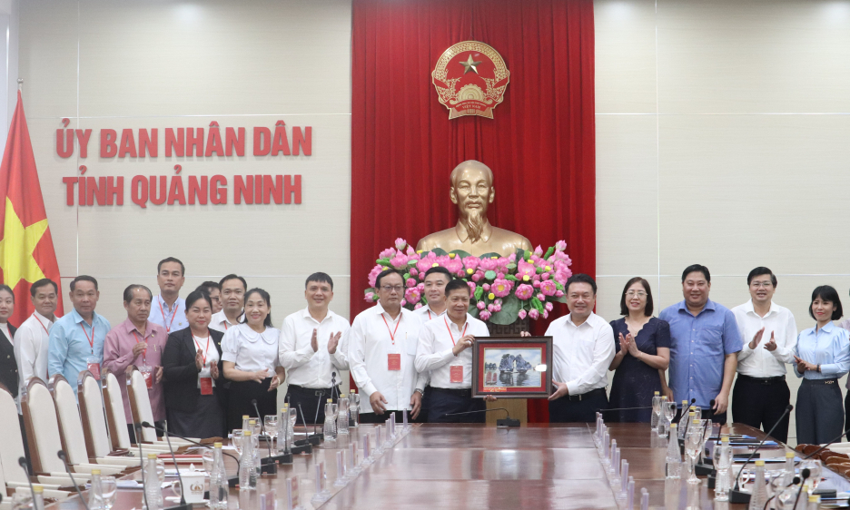 老挝人民共和国首都万象党和团体的工作干部培训班代表团赴广宁省进行实地考察